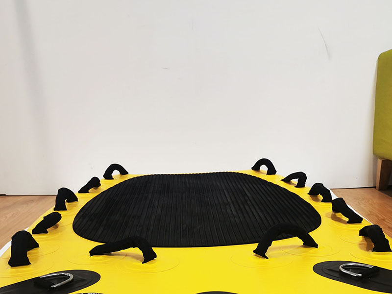 Durable handles on the trip of the board made of nylon materials, it’s convenient.
